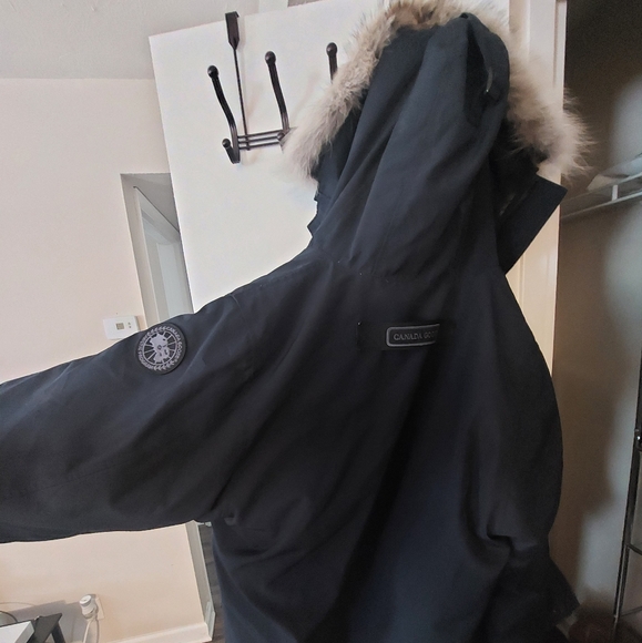 Men's Canada Goose XL Navy Blue Winter Parka with Coyote Fur Hood